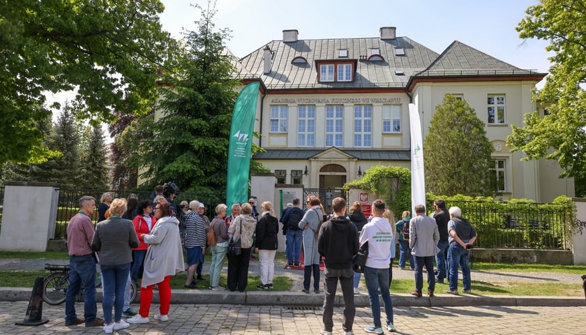 Odsłnięcie tablicy pamiątkowej na budynku AWF Wrocław, w którym powstały zdjęcia do "Stawki większej niż życie"