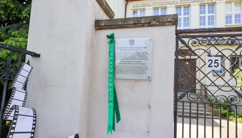 Odsłnięcie tablicy pamiątkowej na budynku AWF Wrocław, w którym powstały zdjęcia do "Stawki większej niż życie"