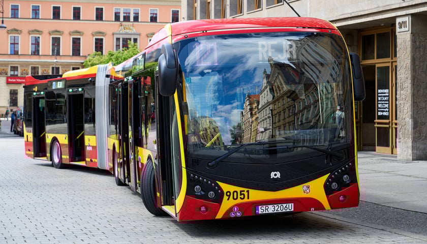 Autobus SOR NS 18, którym firma Kłosok wozi pasażerów z Psiego Pola na plac Grunwaldzki 
