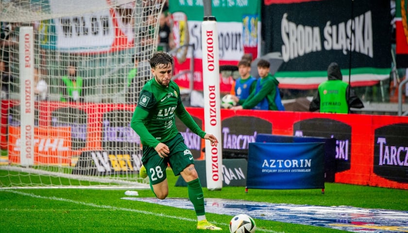 Marc Llinares z piłką podczas meczu