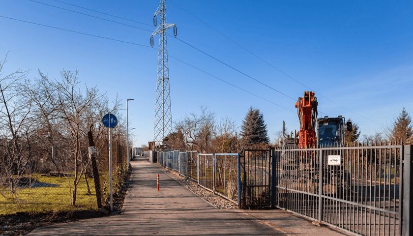 Dojazd do kładki nad Ślęzą od strony Muchoboru Małego, od ulicy Francuskiej