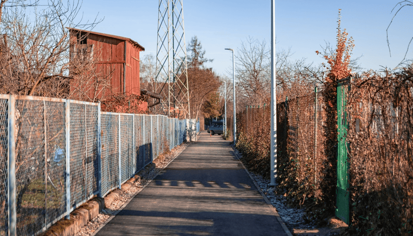 Dojazd do kładki nad Ślęzą od strony Muchoboru Małego, od ulicy Francuskiej