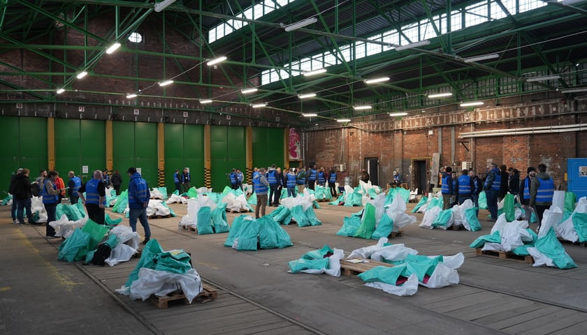 <p>Wybory na Prezydenta Polski 2025 - rozwożenie kart do głosowania po lokalach wyborczych</p>