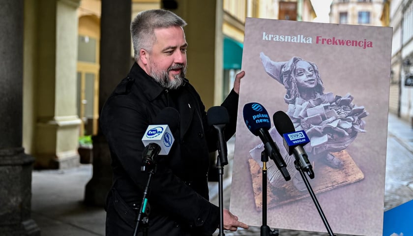 Na zdjęciu Radosław Michalski, dyrektor Departamentu Marki Miasta z projektem Krasnalki Frekwencji
