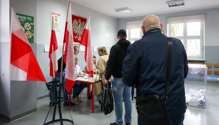 Wybory prezydenckie w jednym z wrocławskich lokali wyborczych 