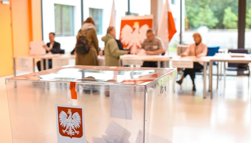 Głosowanie w komisji nr 108 w liceum nr 5 przy Kuronia na Hubach