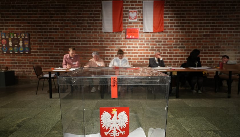 Głosowanie w komisji nr 6 w Arsenale, w Muzeum Miejskim Wrocławia