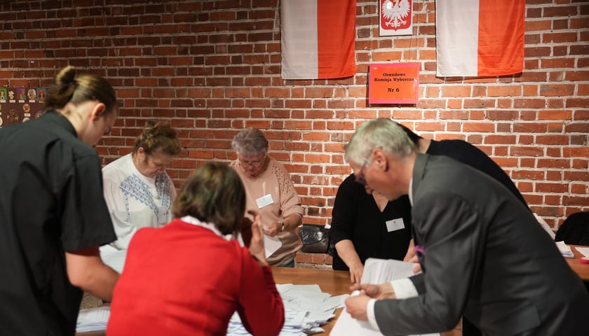 Komisja wyborcza nr 6 w Arsenale, w Muzeum Miejskim Wrocławia, zlicza oddane głosy