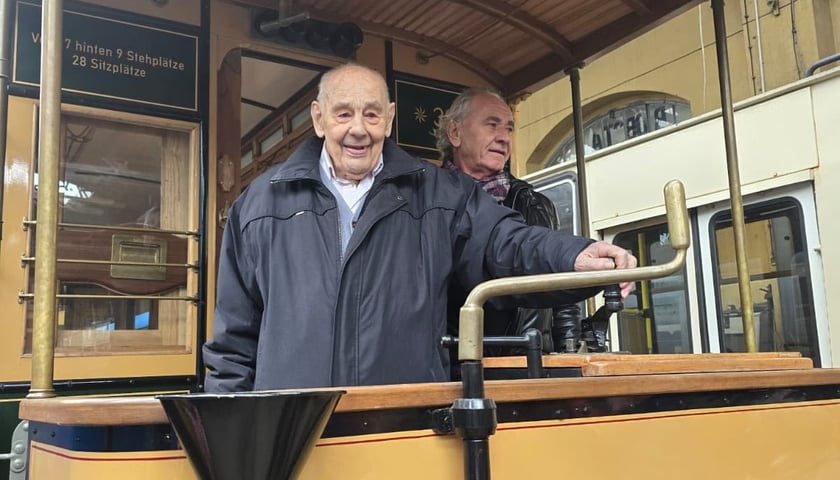 100-letni pan Roman Kroczak w zabytkowym tramwaju z korbą