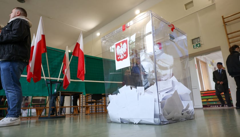 Wybory prezydenckie. Widać urnę w lokalu komisji wyborczej