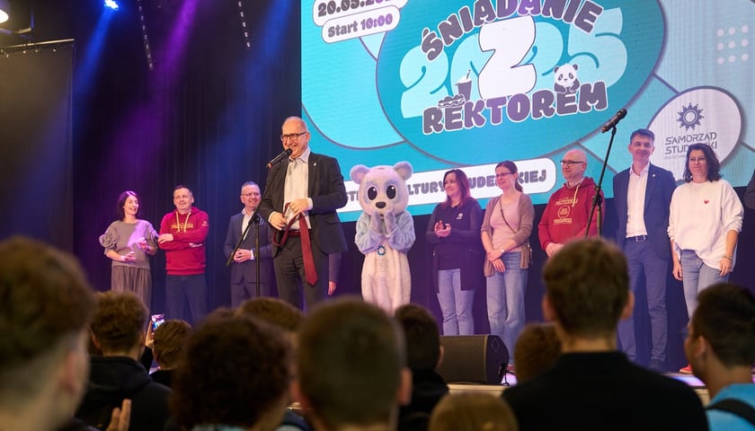Rozpoczęcie Juwenaliów 2025 na Politechnice Wrocławskiej: śniadanie z rektorem