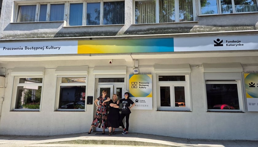 <p>Wejście do Pracowni Dostępnej Kultury prowadzonej przez Fundację Katarynka</p>