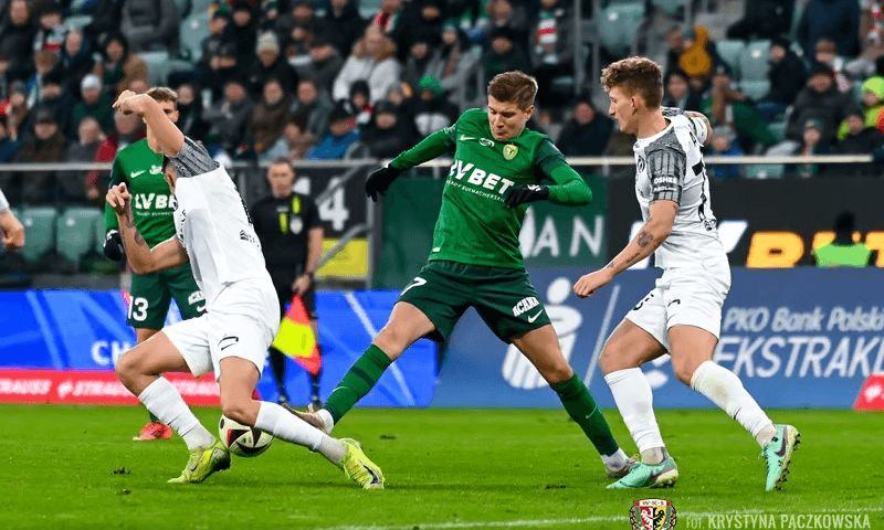 Piłkarze Śląska i Puszczy podczas pierwszego meczu tych drużyn na Tarczyński Arenie we Wrocławiu. Puszcza wygrała 1:0.