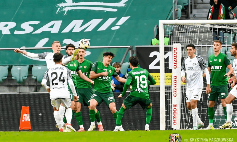 Piłkarze Śląska i Puszczy podczas pierwszego meczu tych drużyn na Tarczyński Arenie we Wrocławiu. Puszcza wygrała 1:0.
