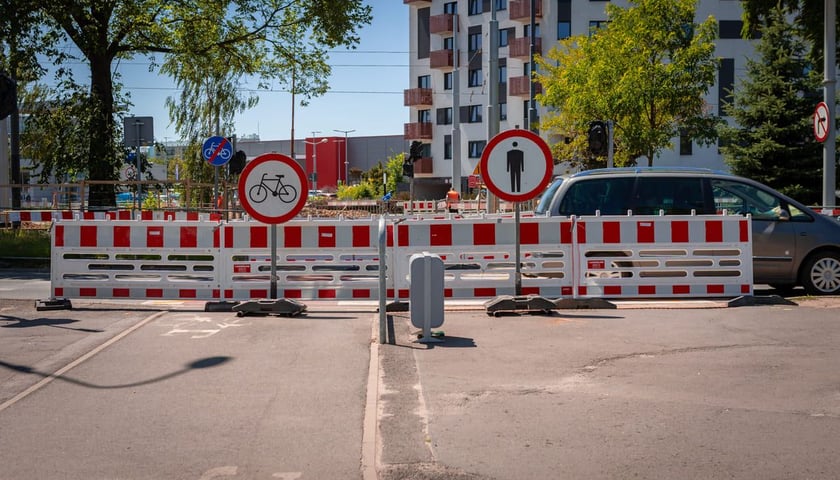 Plac budowy na ulicy Bardzkiej. Powstaje tu trasa dla autobusów i tramwajów 