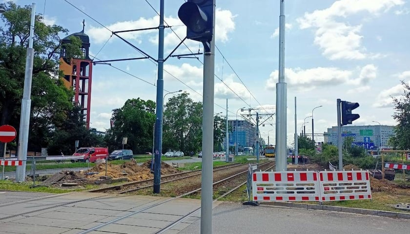 Na przyszłej wydzielonej trasie autobusowo-tramwajowej na ulicy Bardzkiej stanęły nowe słupy trakcyjne - na zdjęciu widać je w lewej i prawej części kadru (jasnostalowoszare). Zastąpią istniejące usytuowane między torami 
