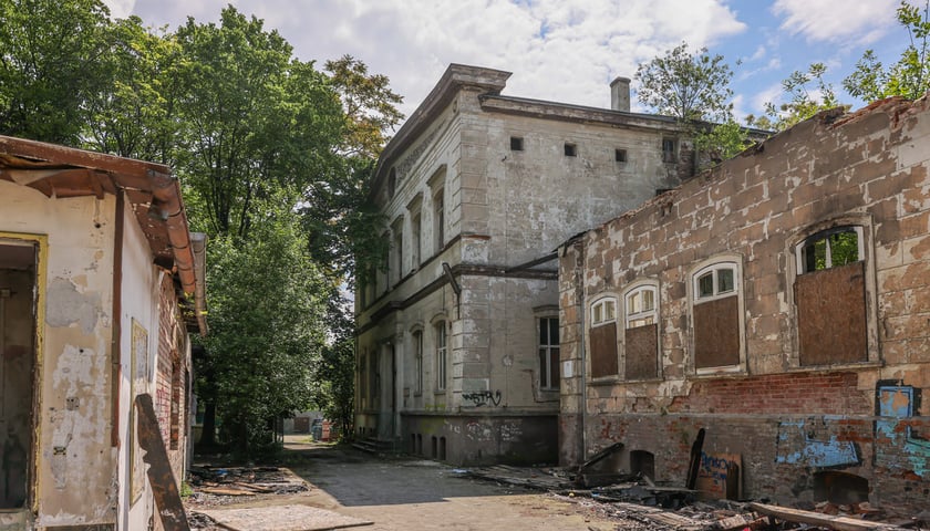 Popadające w ruinę zabudowania dawnego Dworca Górnośląskiego przy ul. Małachowskiego we Wrocławiu