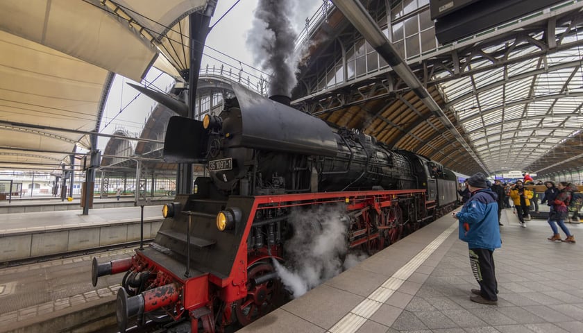 Zabytkowa lokomotywa na Dworcu Głównym we Wrocławiu. Zdjęcie archiwalne, ilustracyjne