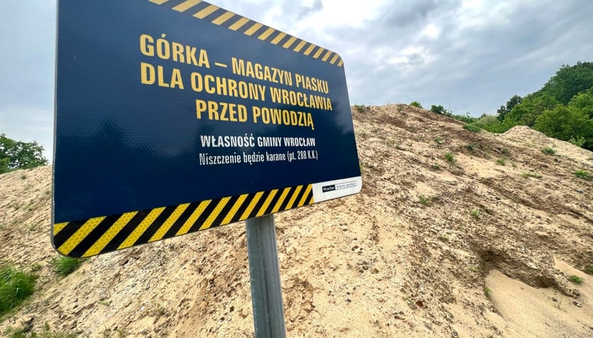 Pryzma piasku przy ulicy Wyboistej to magazyn piasku na wypadek powodzi 