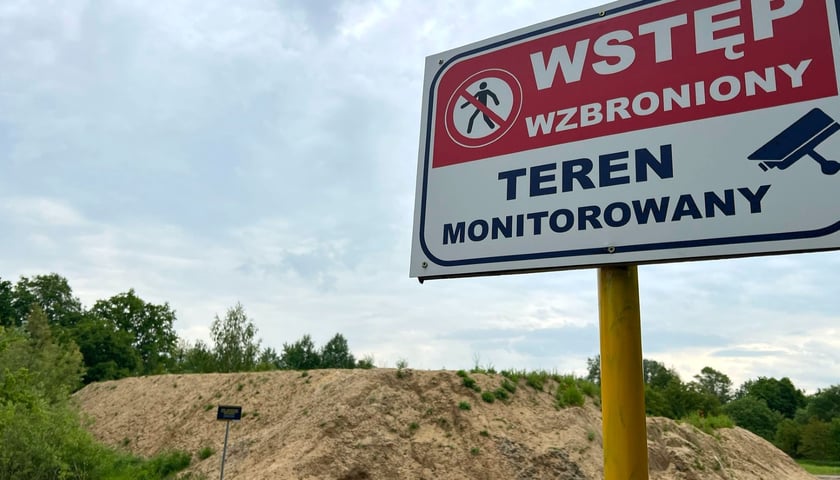 Pryzma piasku przy ulicy Wyboistej to magazyn na wypadek powodzi