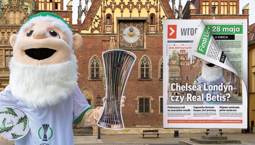 Maskotka Ligi Konferencji UEFA 2025 z pucharem na tle wrocławskiego Ratusza i napis: Chelsea Londyn czy Real Betis?