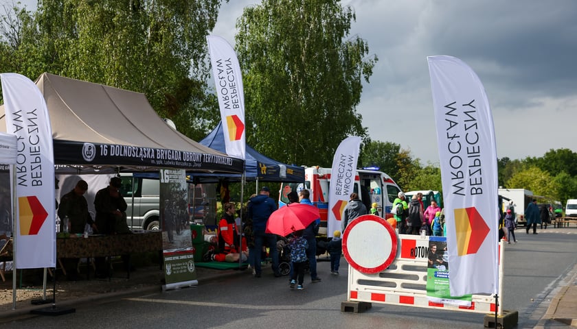 Piknik na Praczach Odrzańskich - mimo deszczu, wrocławianie przyszli nauczyć się udzielać pierwszej pomocy
