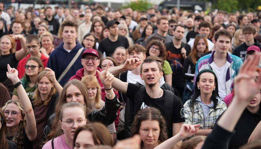 Kobiety i mężczyźni na koncertach. Kampus PWr przy ul. Długiej. Juwenalia 2025#WrocławRazem. 21 maja 2025 r.