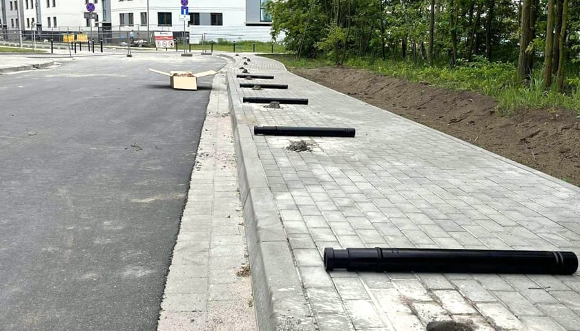 Końcówka prac przy budowie drogi na Lipie Piotrowskiej. Ulica Waniliowa połączy Pełczyńską z Cynamonową. Na Pełczyńskiej dobudowana została droga dla pieszych i rowerzystów
