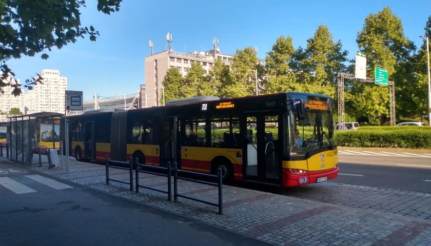Autobus 701 na przystanku przy placu Grunwaldzkim