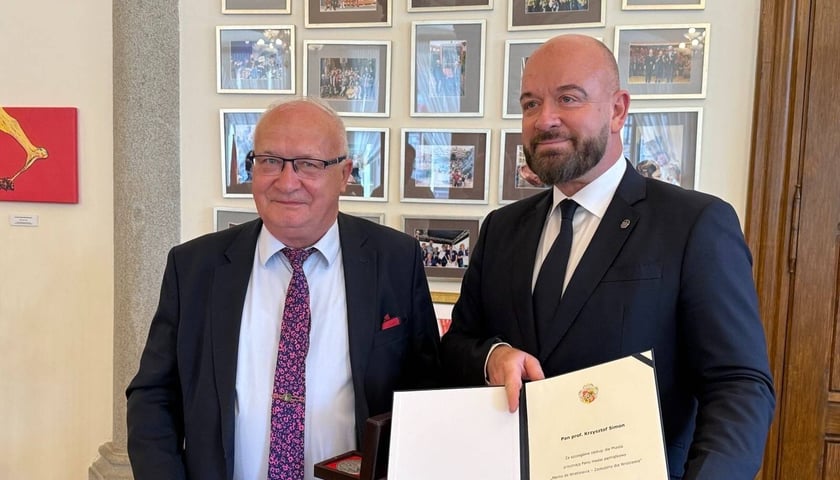 Na zdjęciu profesor Krzysztof Simon z prezydentem Jackiem Sutrykiem i dyplomem „Zasłużony dla Wrocławia”