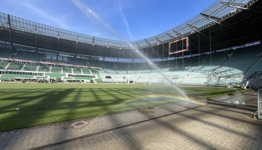 Wymiana murawy na Tarczyński Arenie
