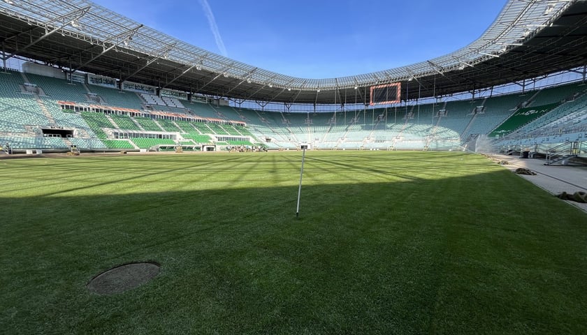 Wymiana murawy na Tarczyński Arenie