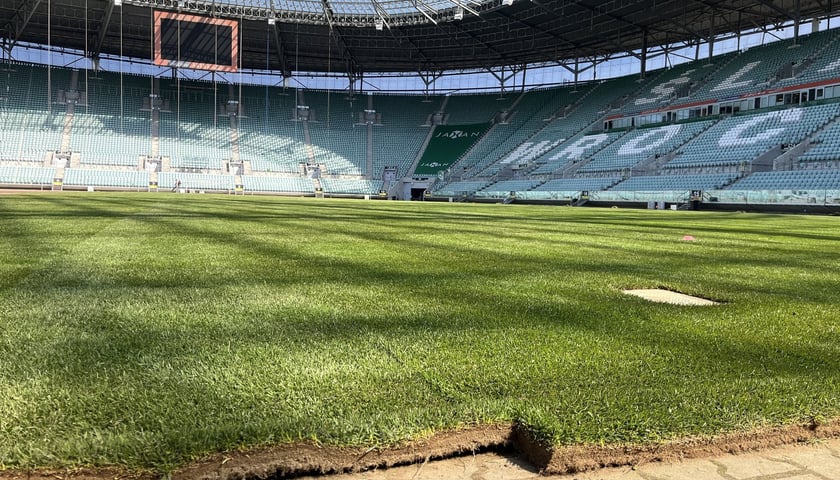 Wymiana murawy na Tarczyński Arenie