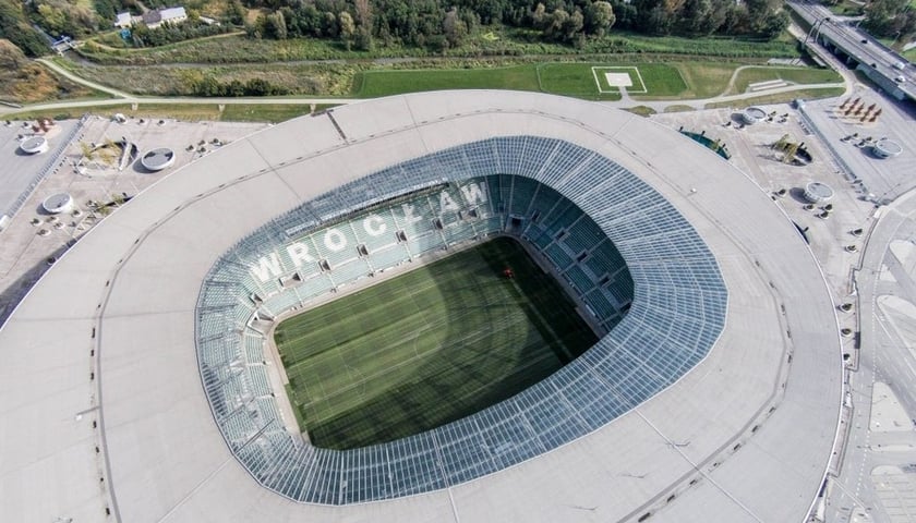 Widok z góry na stadion miejski we Wrocławiu