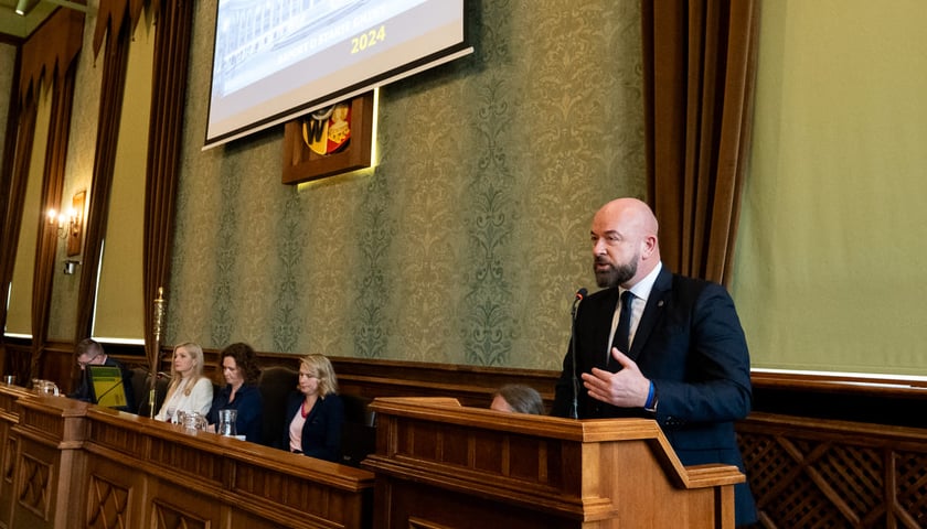 <p>XVIII sesja Rady Miejskiej Wrocławia, 22.05.2025. Przy mikrofonie prezydent Wrocławia Jacek Sutryk.</p>