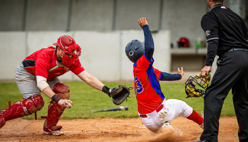 Sportowa walka pomiędzy zawodnikami Barons Wrocław i Centaurów Warszawa w czasie meczu Ekstraligi baseballa