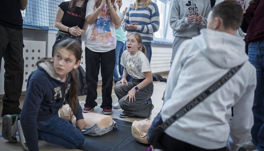 Kurs udzielania pierwszej pomocy w Szkole Podstawowej nr 30. Przeszkolonych zostało 100 uczniów