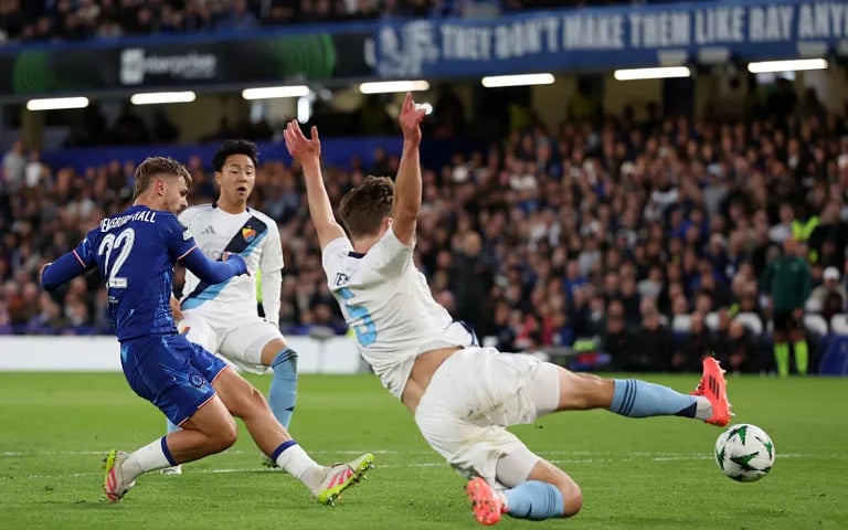 Kiernan Dewsbury-Hall z Chelsea (niebieski strój) oddaje strzał na bramkę w półfinale Ligi Konferencji z Djurgarden na Stamford Bridge w Londynie