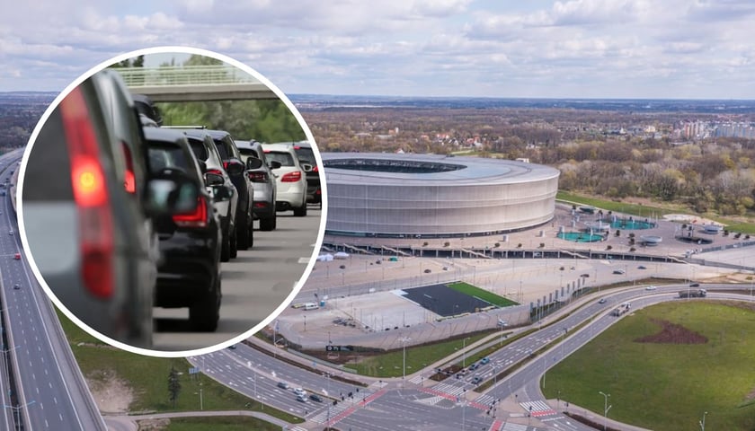 Panorama ze stadionem Tarczyński Arena Wrocław, w kółku samochody stojące w korku, zdjęcie ilustracyjne