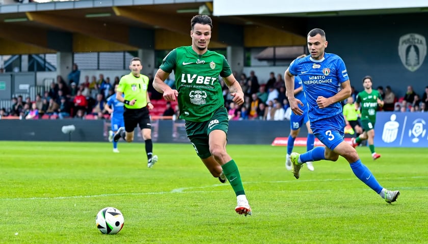 Piłkarze na boisku. W sobotę 24 maja w meczu 34. kolejki PKO BP Ekstraklasy Śląsk Wrocław zremisował z Puszczą Niepołomice 1:1.