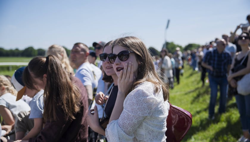 Uczestniczki 3. dnia wyścigów konnych na Partynicach