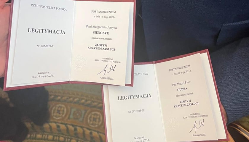<p>Legitymacje z tytułami odznaczeń dla dw&oacute;jki wrocławian z TPBA Koła Wrocławskiego</p>