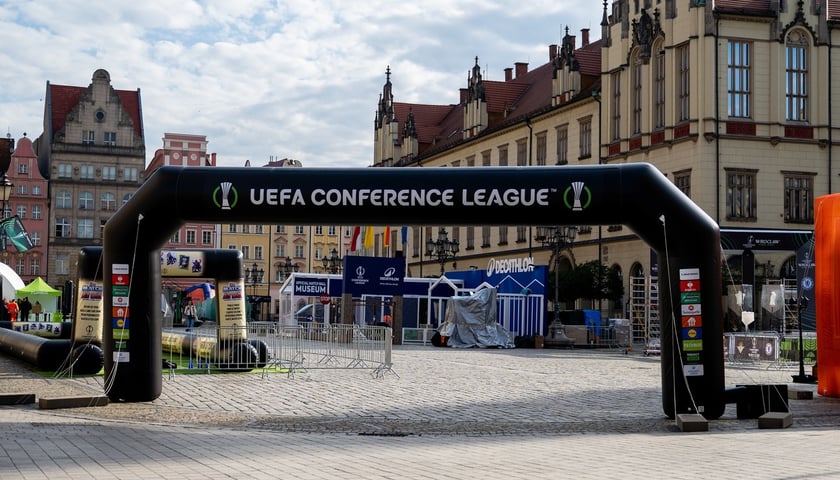 Budowa strefy Fan Festval na pl. Gołębim w rynku