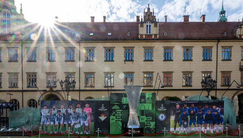 Budowa strefy Fan Festval na pl. Gołębim w rynku