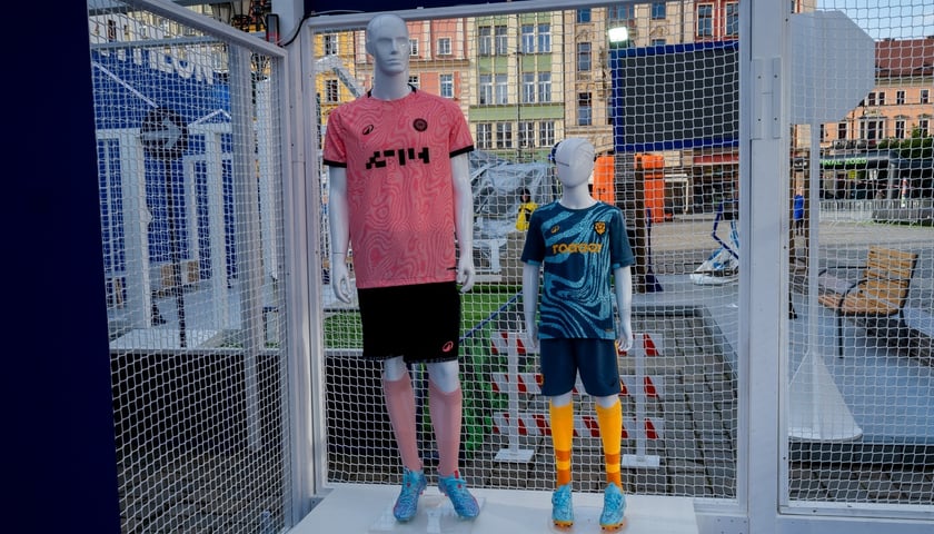 Budowa strefy Fan Festval na pl. Gołębim w rynku