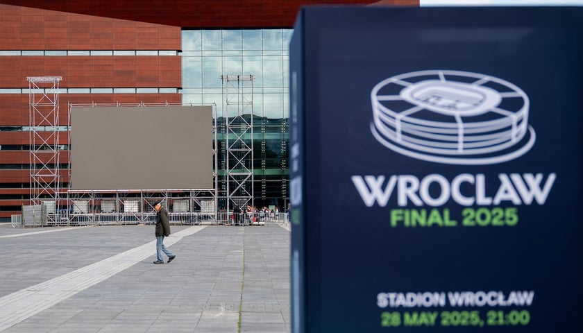 Budowa strefy Fan Festval na pl. Wolności