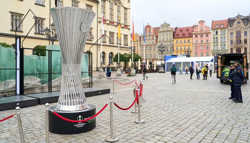 Budowa strefy kibica Fan Festiwal na wrocławskim Rynku. Replika pucharu przy fontannie