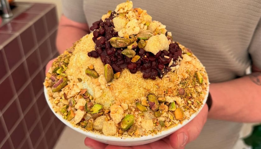 Zdjęcie przedstawia bingsu, czyli mleczny deser lodowy popularny w Korei.