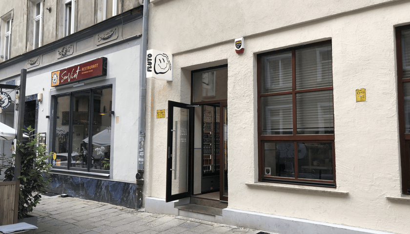 Na zdjęciu ulica Kotlarska we Wrocławiu, wejście do budynku, w którym znajduje się nowy lokal PLUTO.