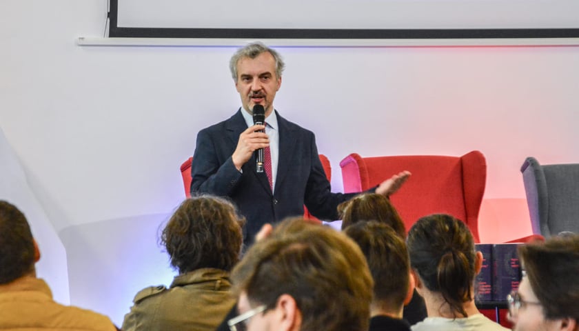 <p>Debata o tożsamości ziem zachodnich i p&oacute;łnocnych. Centrum Historii Zajezdnia, 22.05.2025. Przy mikrofonie dr Andrzej Jerie, dyrektor Centrum Historii Zajezdnia.</p>